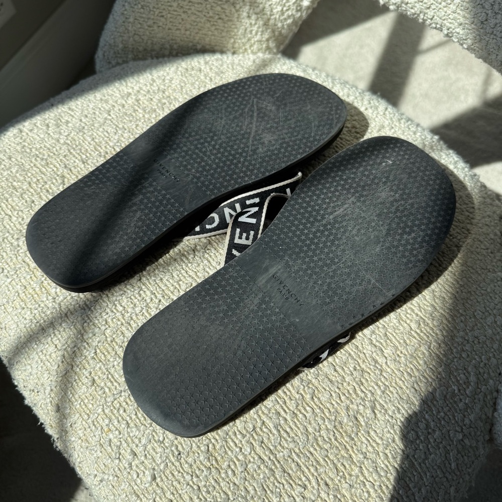 Givenchy Favelas Beach Thong Logo Sandals - Picture 4 of 5